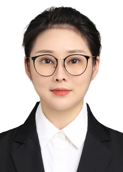 穿西装戴眼镜的男人描述已自动生成